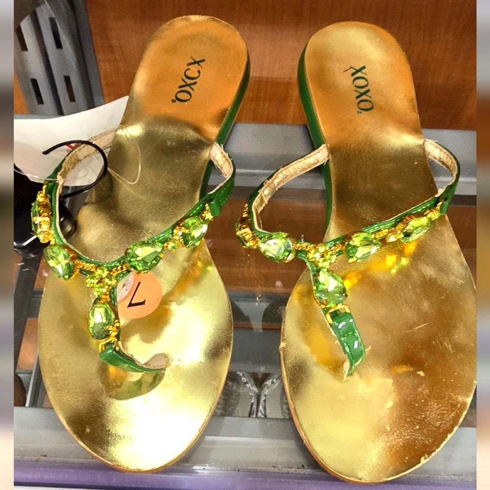 XOXO Women's Green Gem Golden Rosebud Sandals Sz 7 Fits 8 NWT - Picture 4 of 13